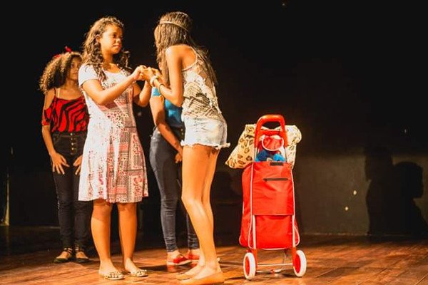 Alunas interpretando peça com tecnicas do Teatro do Oprimido 4